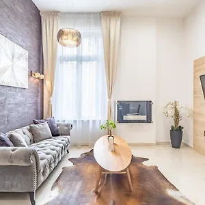 Splendid Perfectly Located Flat With Sauna , Budapest Hungría